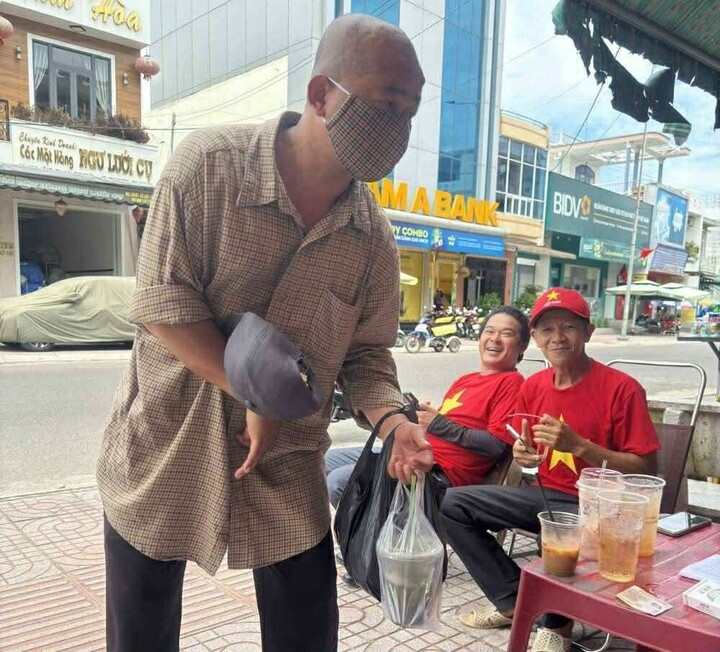 Những câu chuyện ấm tình đồng bào trong đợt lũ lụt ở miền Bắc- Ảnh 10.