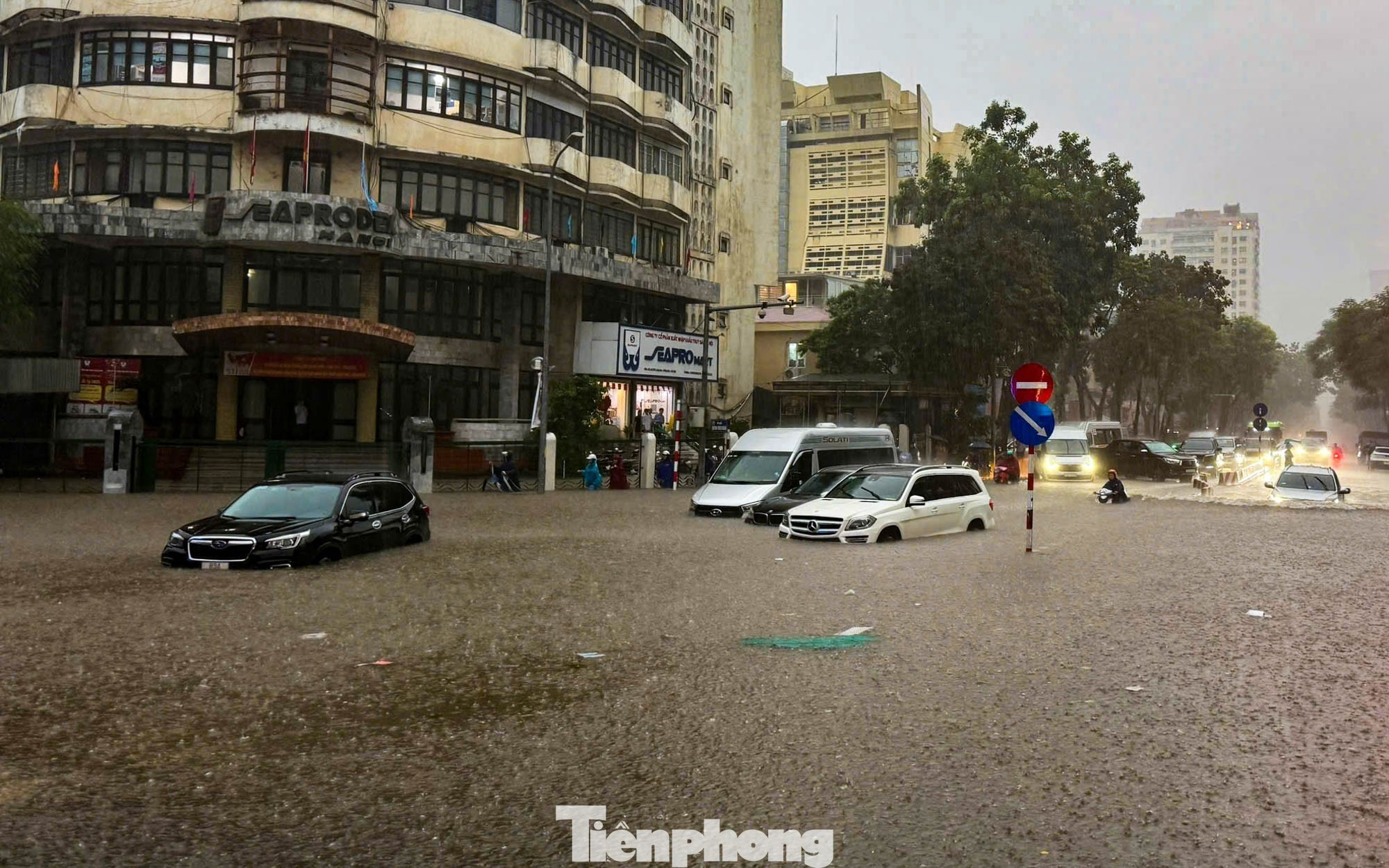 Vì sao Hà Nội bị 'nhấn chìm' sau trận mưa lớn?- Ảnh 3.