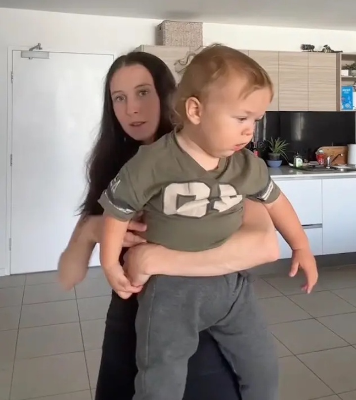 Em bé 19 tháng nặng 15kg, "bự" đến mức dân mạng nghi là do AI tạo ra- Ảnh 1.