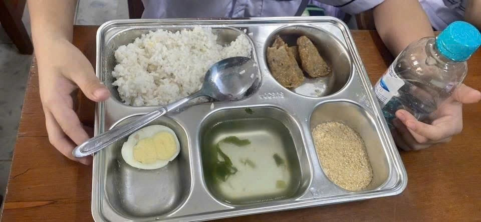 Yêu cầu kiểm điểm vụ bữa ăn "đạm bạc" của học sinh gây xôn xao dư luận- Ảnh 1.
