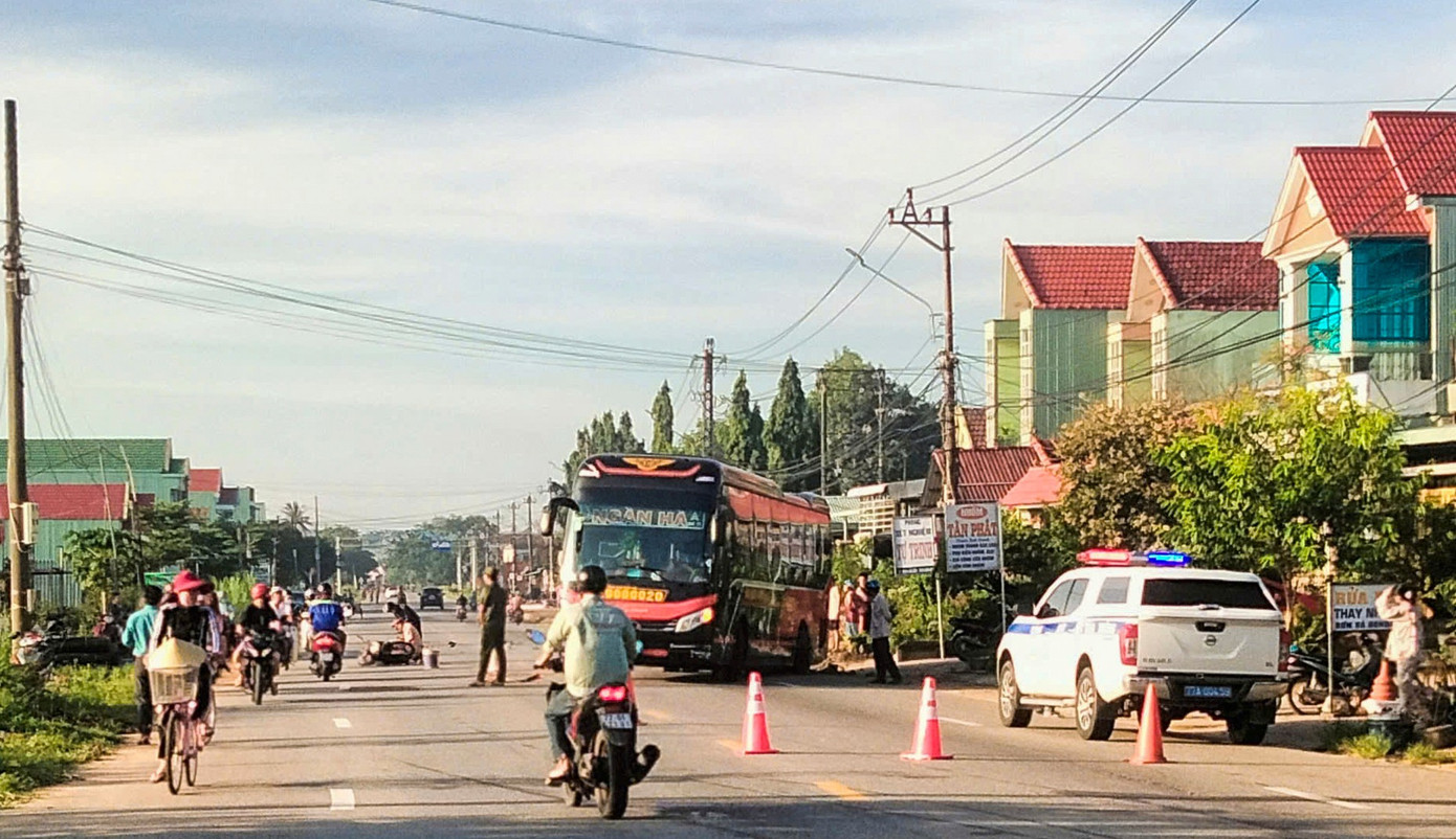 Ô tô khách va chạm liên hoàn, 2 vợ chồng đi xe máy tử vong- Ảnh 1.