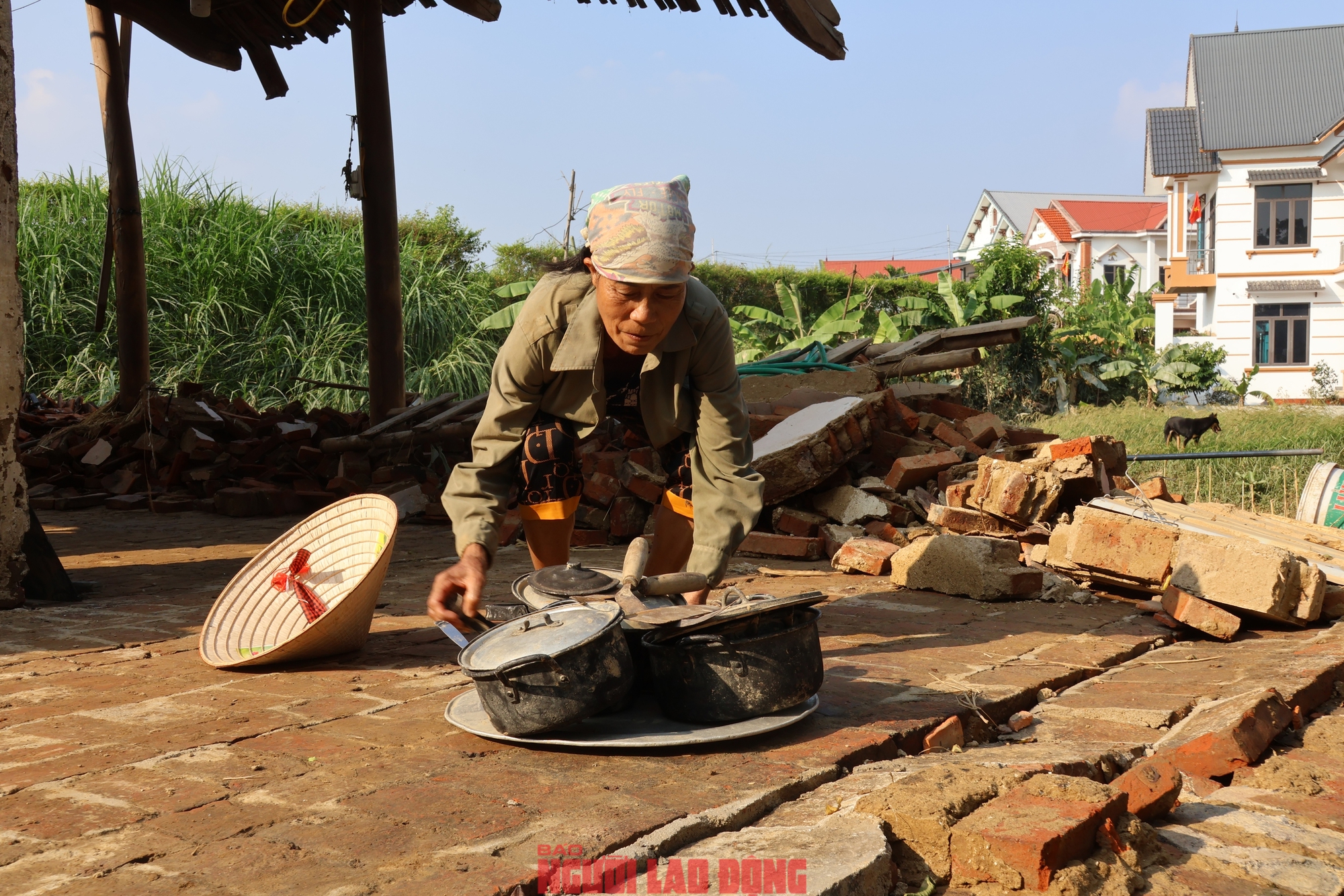 Xót xa cảnh người phụ nữ nghèo đơn thân có gian nhà cũ và 10 triệu đồng tích góp bao năm bị lũ cuốn- Ảnh 5.