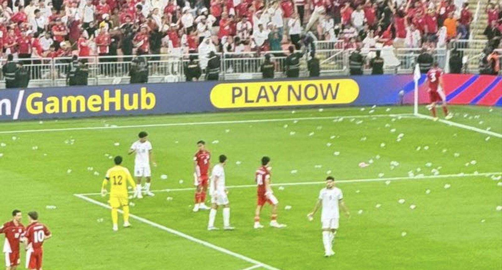 Tan mộng World Cup, CĐV Indonesia tấn công trọng tài gây phẫn nộ- Ảnh 1.