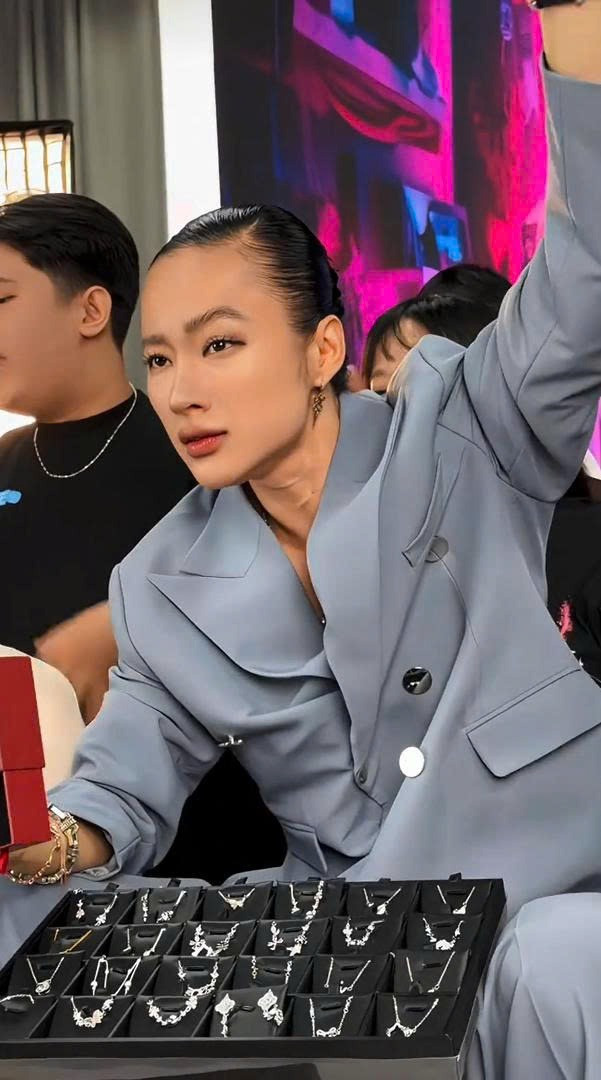 Angela Phương Trinh làm trò?- Ảnh 1.