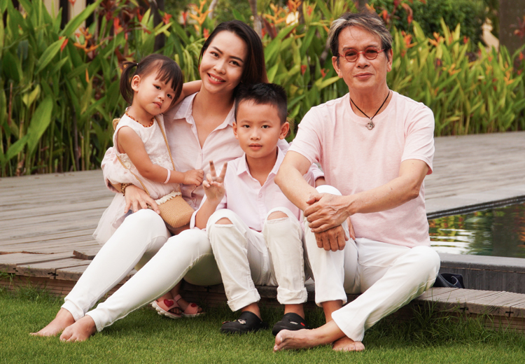 Sao nam Việt lấy vợ trẻ kém 44 tuổi: U70 lên chức bố, cứ 3 rưỡi sáng phải thức dậy làm một việc- Ảnh 3.