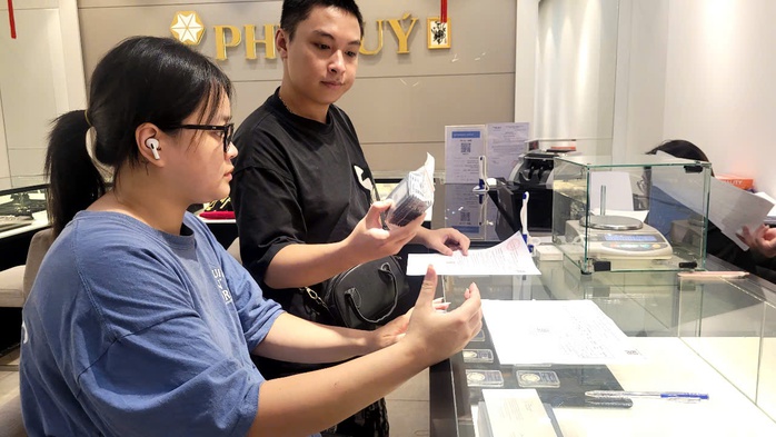 Nhiều thương hiệu dừng nhận đơn bạc tích trữ, chuyện gì đang xảy ra?- Ảnh 1.
