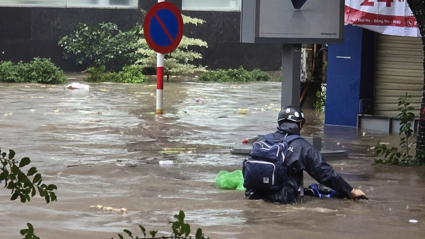 Vì sao Hà Nội bị 'nhấn chìm' sau trận mưa lớn?- Ảnh 1.