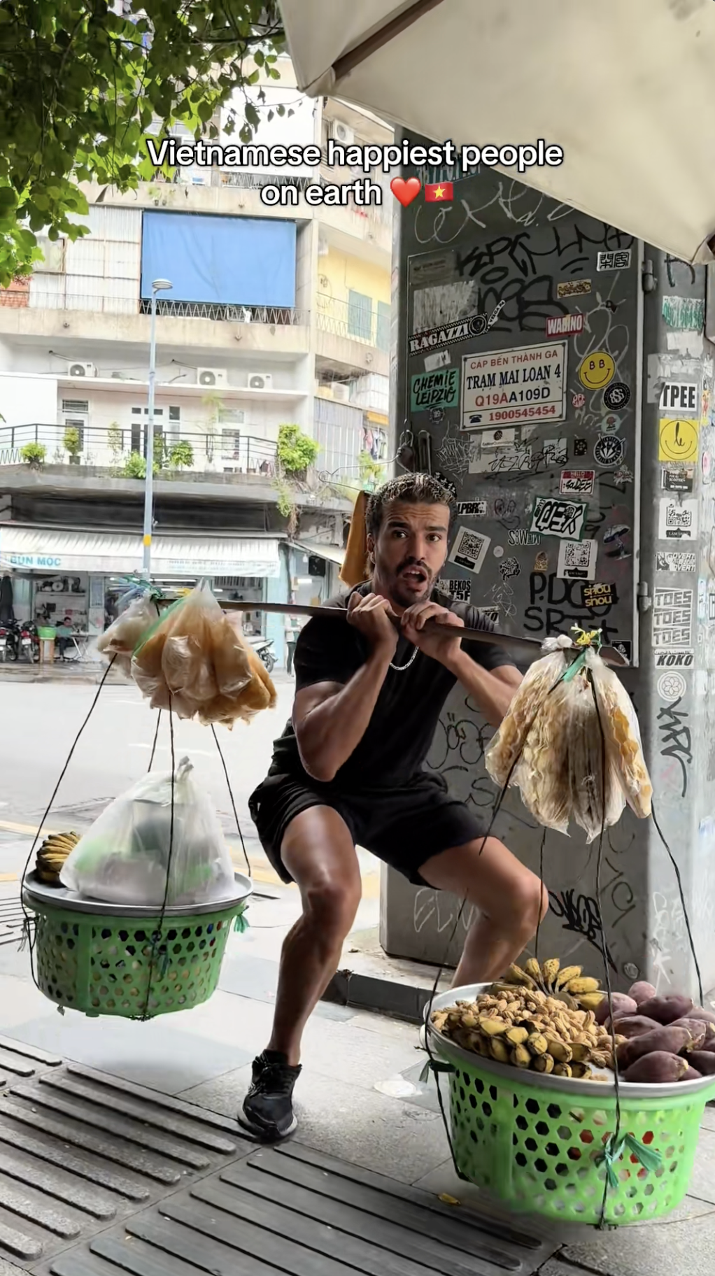 Khách Tây phải nhận “trái đắng” khi dám thử gánh hàng rong vỉa hè Việt Nam- Ảnh 3.