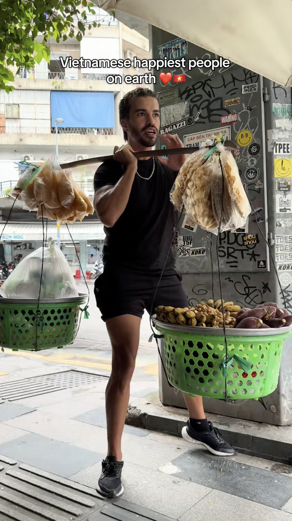 Khách Tây phải nhận “trái đắng” khi dám thử gánh hàng rong vỉa hè Việt Nam- Ảnh 4.
