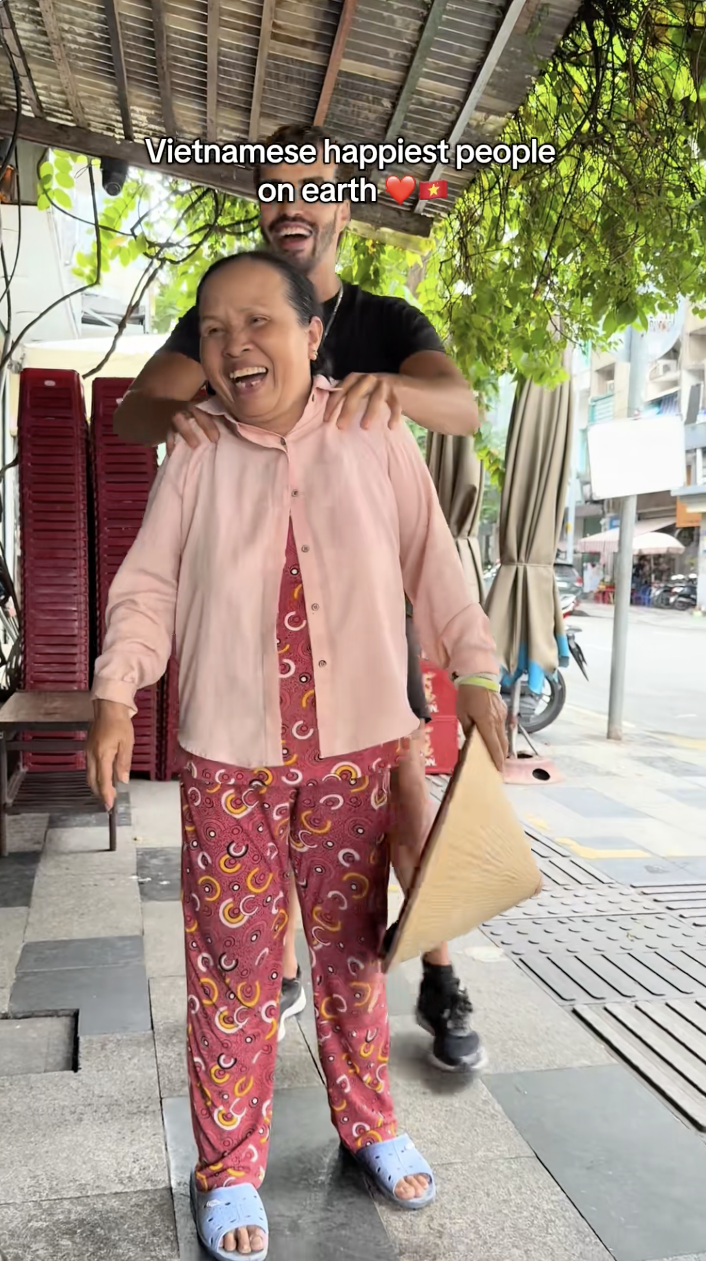 Khách Tây phải nhận “trái đắng” khi dám thử gánh hàng rong vỉa hè Việt Nam- Ảnh 5.