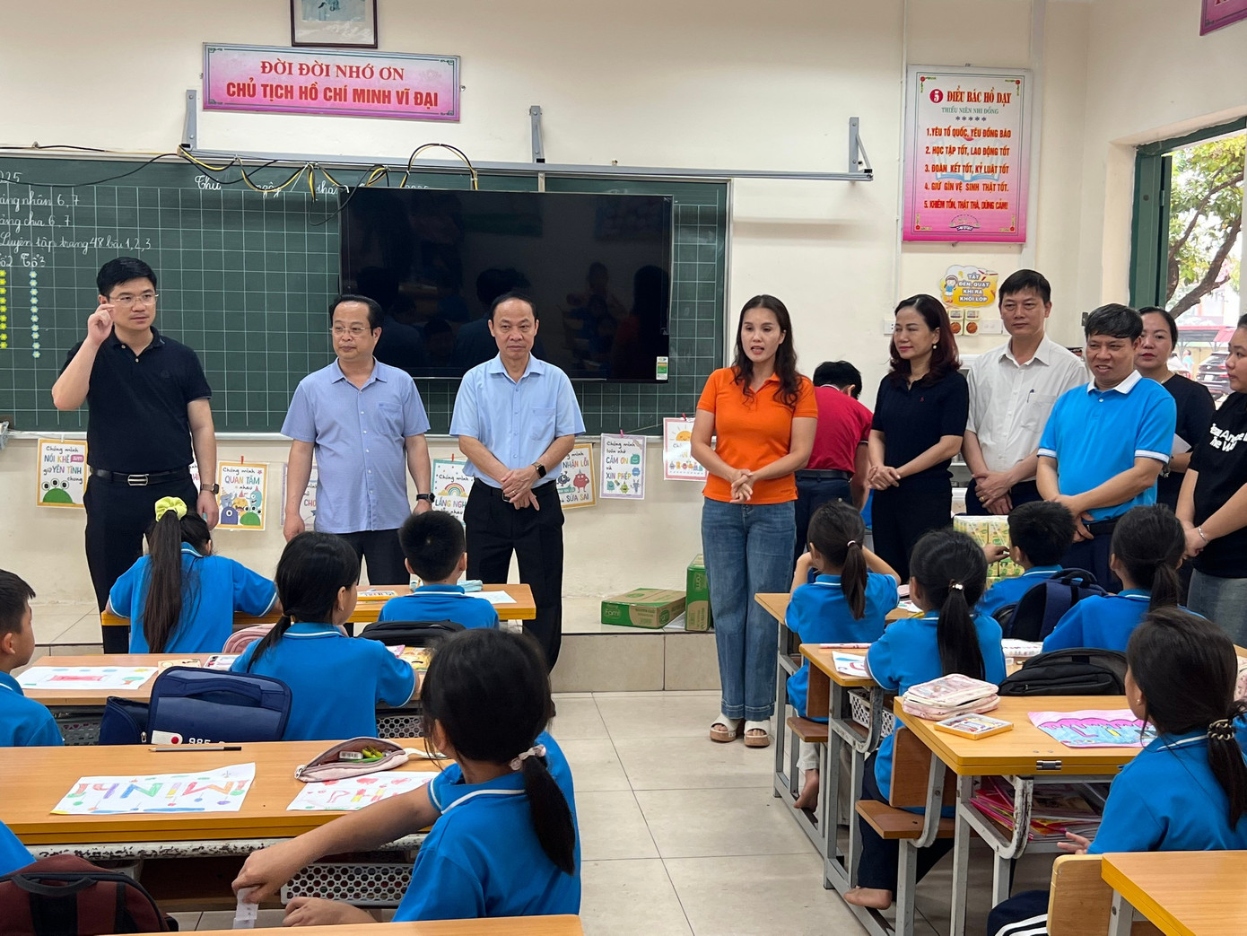 Hà Nội: Nhiều học sinh vẫn phải dùng thuyền đi học- Ảnh 5.