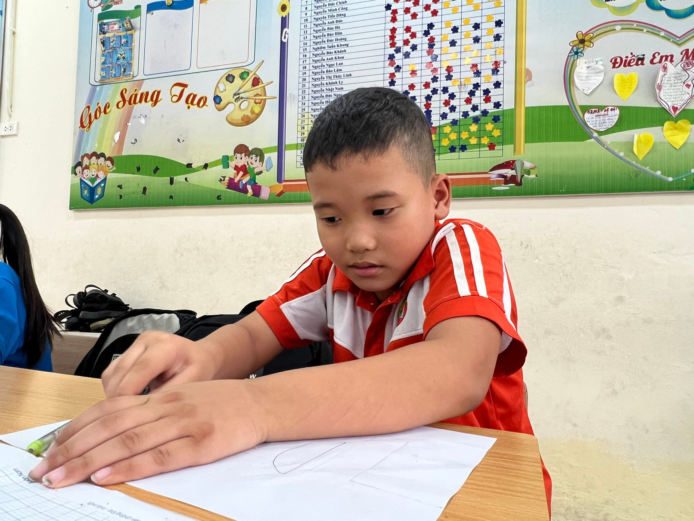 Hà Nội: Nhiều học sinh vẫn phải dùng thuyền đi học- Ảnh 1.