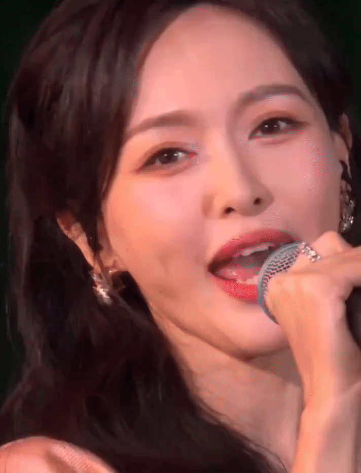 Nữ thần visual có đôi chân cực phẩm nhất nhì showbiz, ít khi hát những đã cất giọng thì bao lụy tim- Ảnh 4.