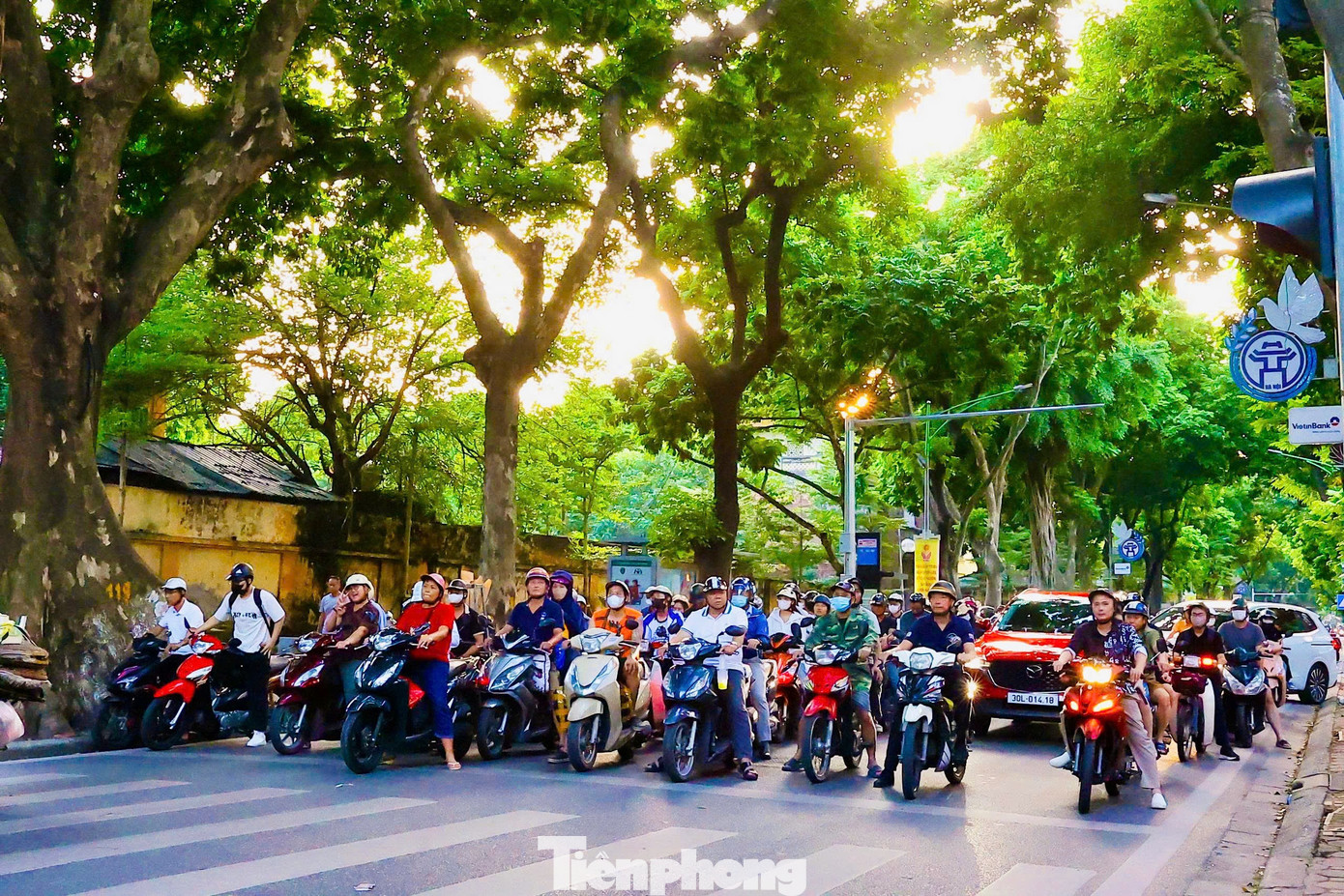 Sắc thu dịu dàng phủ khắp Hà Nội khiến lòng người đắm say- Ảnh 19.