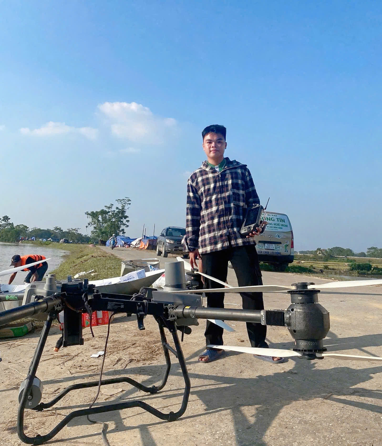 Nguyễn Đại Phát, SN 2006 đem drone giá 400 triệu "cứu" người bị cô lập ở vùng lũ Bắc Ninh- Ảnh 1.