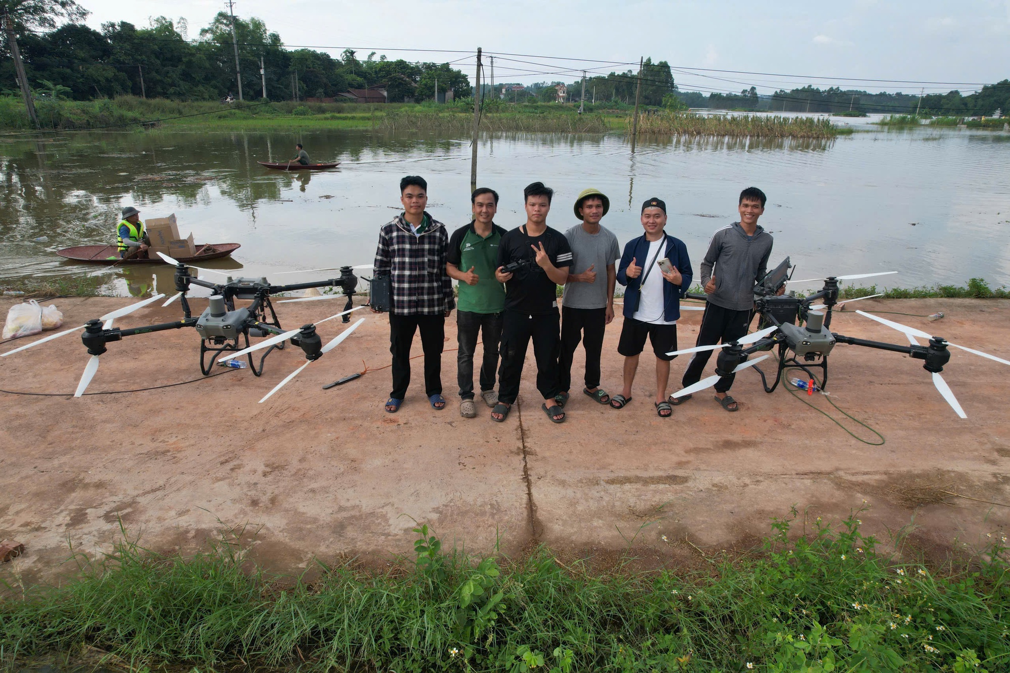 Nguyễn Đại Phát, SN 2006 đem drone giá 400 triệu "cứu" người bị cô lập ở vùng lũ Bắc Ninh- Ảnh 2.