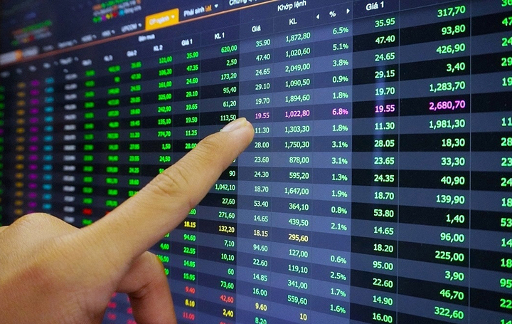 VN-Index tiếp tục lập đỉnh mới, VN30-Index lần đầu vượt 2.000 điểm- Ảnh 1.