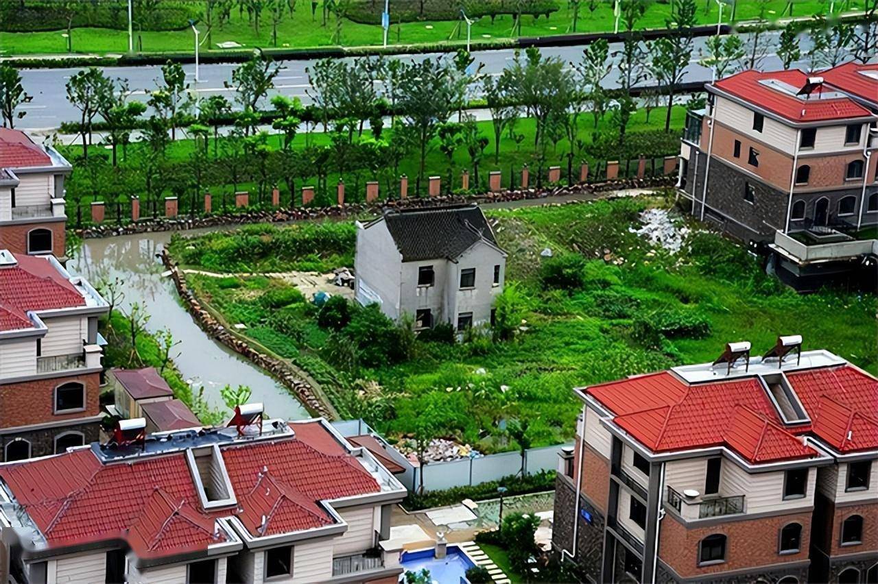 Chủ ngôi nhà cấp 4 từ chối nhận bồi thường 37 tỷ đồng, giờ "mắc kẹt" giữa khu biệt thự tiền tỷ, sống cảnh khó tin- Ảnh 3.