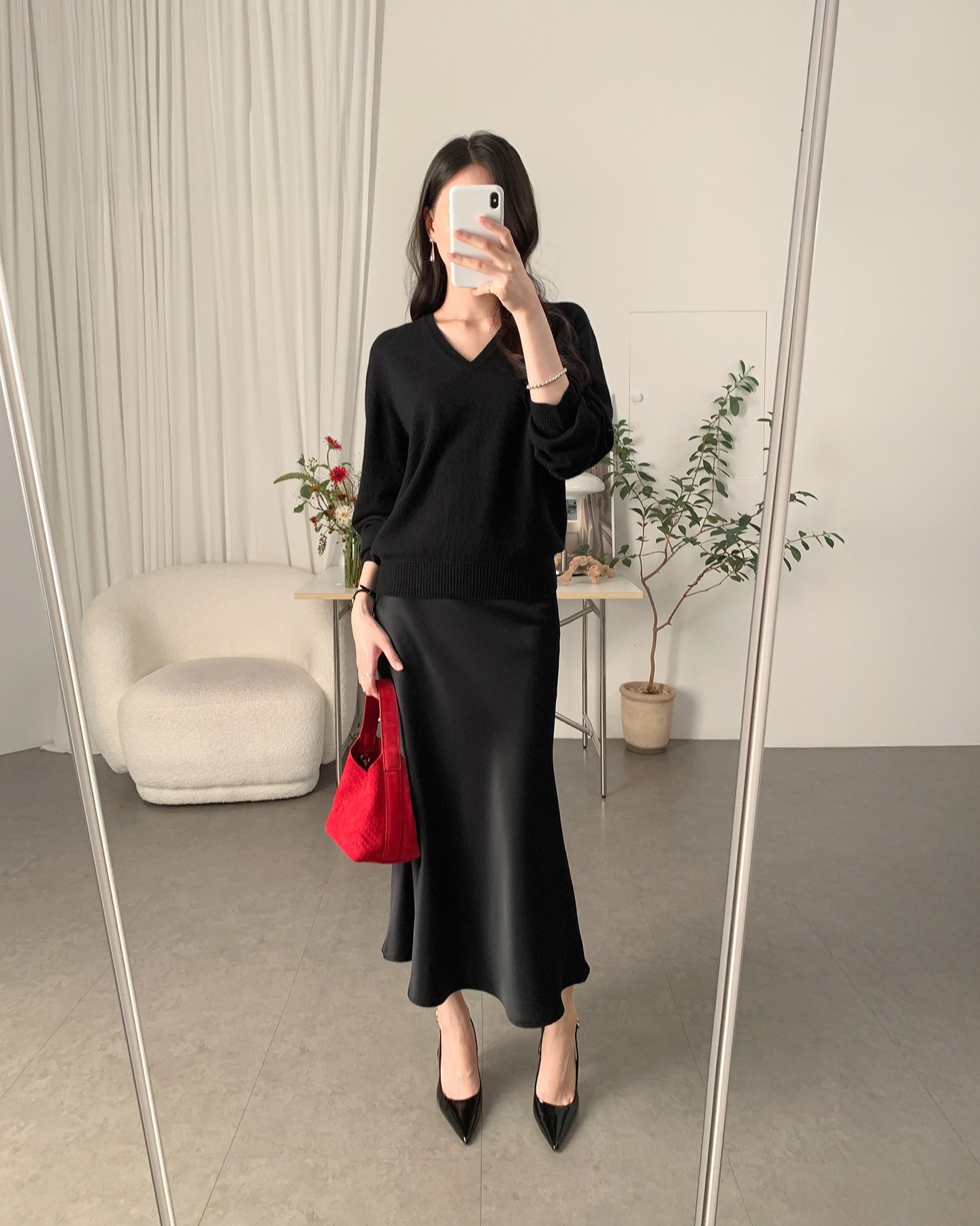 Ai cũng mặc đẹp hơn hẳn chỉ với 5 món thời trang tối màu- Ảnh 8.