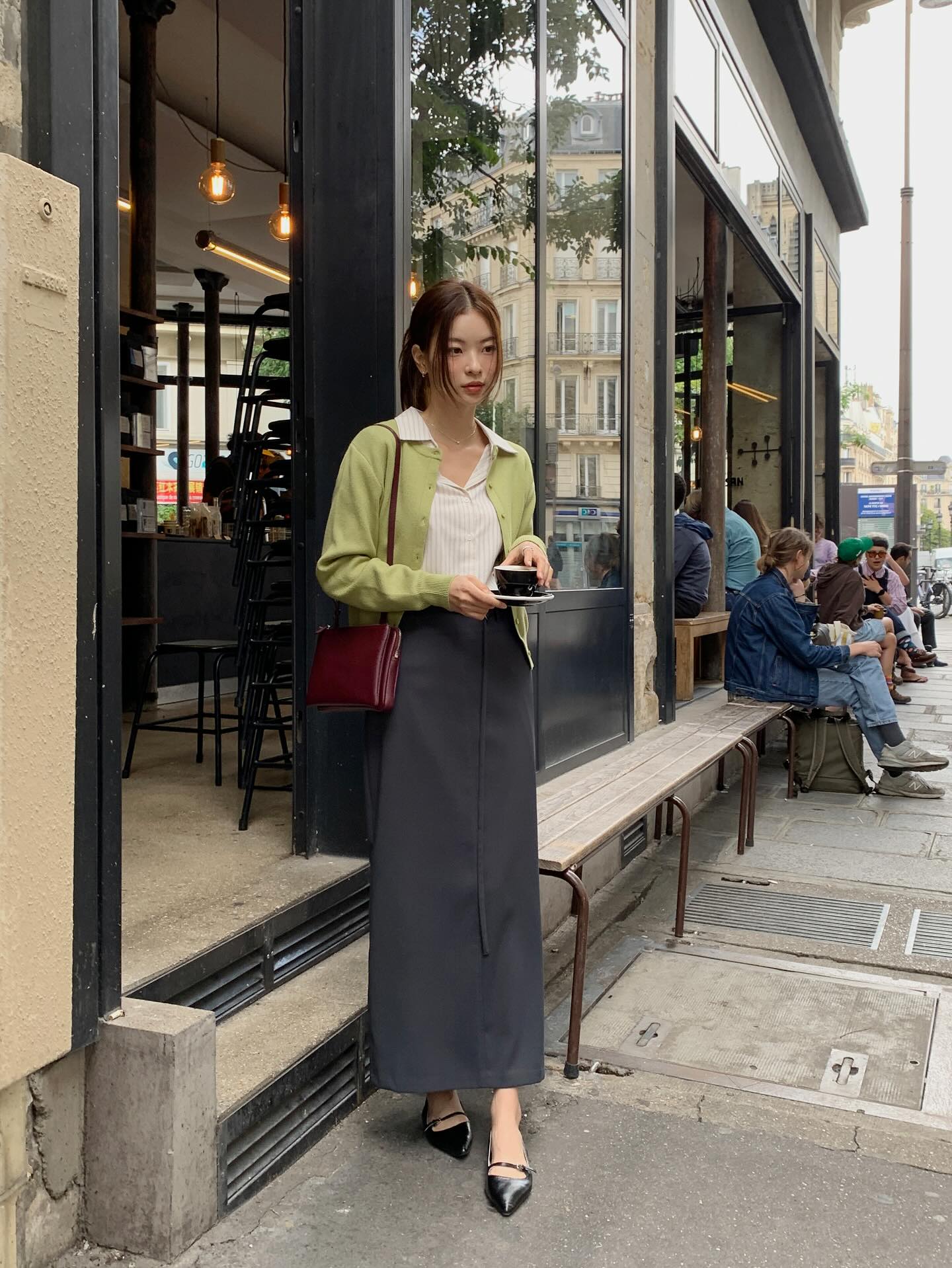 Ai cũng mặc đẹp hơn hẳn chỉ với 5 món thời trang tối màu- Ảnh 9.