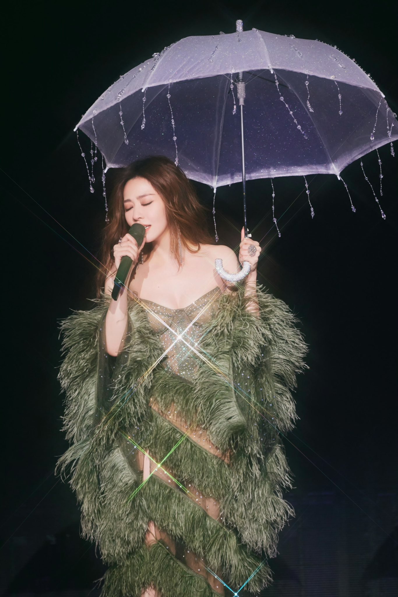 Diva hạng A ngã nhào khỏi sân khấu cao 2m, xem phát khiếp!- Ảnh 6.