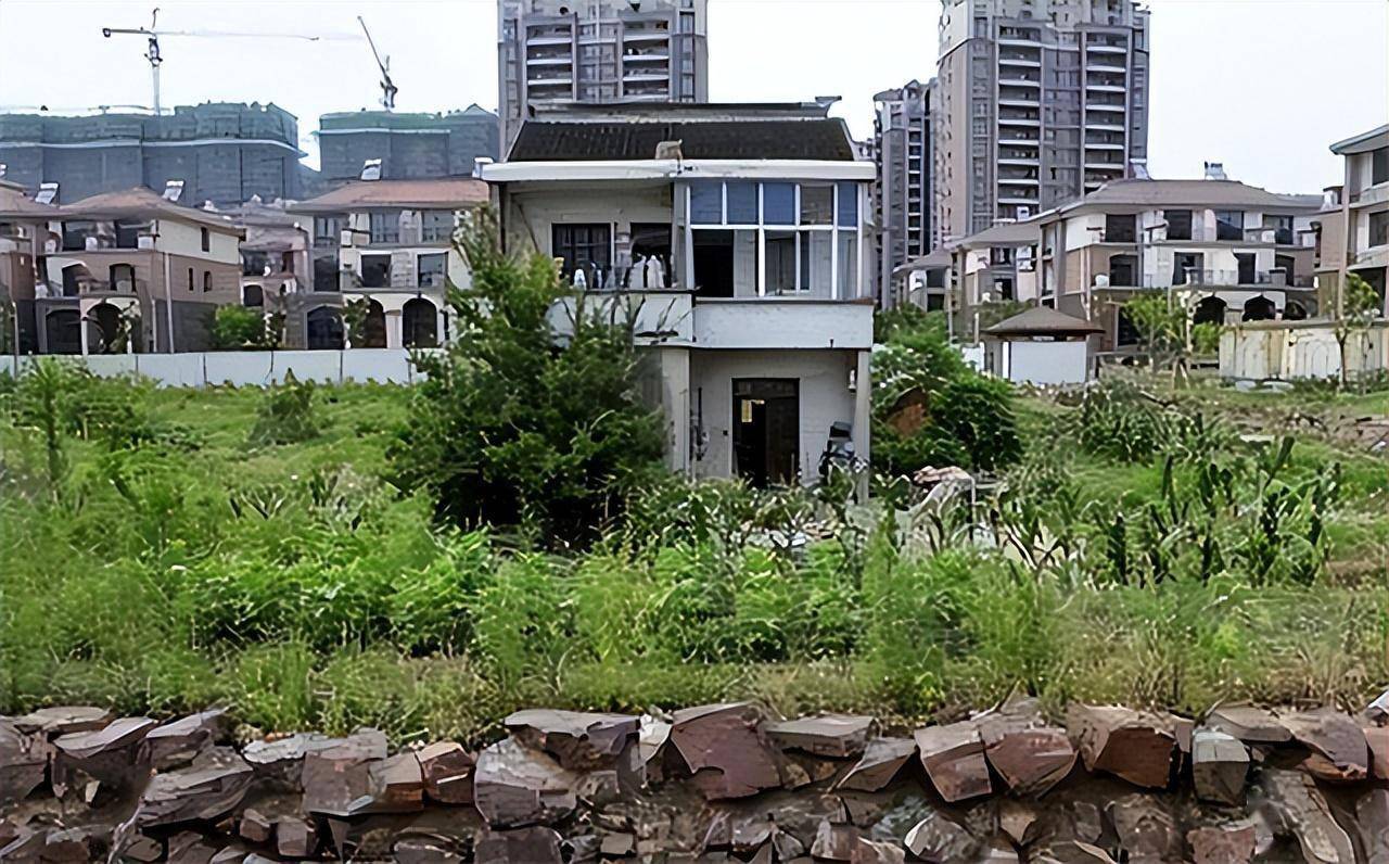 Chủ ngôi nhà cấp 4 từ chối nhận bồi thường 37 tỷ đồng, giờ "mắc kẹt" giữa khu biệt thự tiền tỷ, sống cảnh khó tin- Ảnh 4.