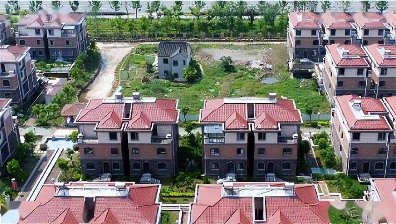 Chủ ngôi nhà cấp 4 từ chối nhận bồi thường 37 tỷ đồng, giờ "mắc kẹt" giữa khu biệt thự tiền tỷ, sống cảnh khó tin- Ảnh 2.