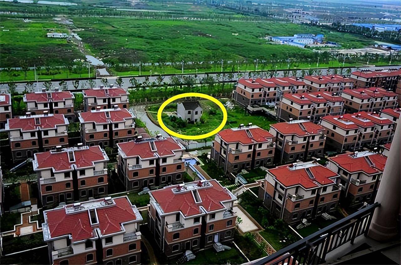 Chủ ngôi nhà cấp 4 từ chối nhận bồi thường 37 tỷ đồng, giờ "mắc kẹt" giữa khu biệt thự tiền tỷ, sống cảnh khó tin- Ảnh 1.