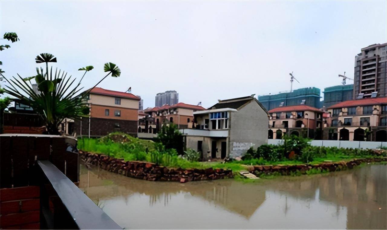 Chủ ngôi nhà cấp 4 từ chối nhận bồi thường 37 tỷ đồng, giờ "mắc kẹt" giữa khu biệt thự tiền tỷ, sống cảnh khó tin- Ảnh 5.