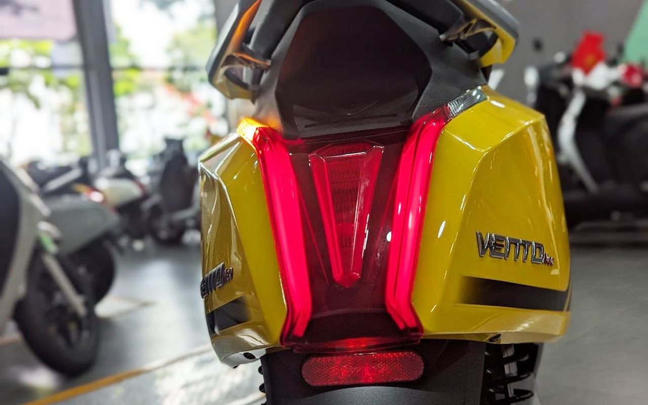 Honda Vision từng đội giá vì quá hot, nay gặp đối thủ 'cứng': Cốp rộng hơn hẳn, giá rẻ hơn vài triệu- Ảnh 1.