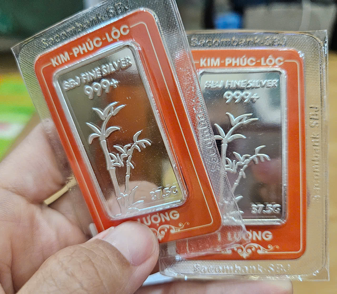 Giá bạc hôm nay 13-10: Mỗi lượng bạc vượt 2 triệu đồng, các cửa hàng mua bán nhỏ giọt- Ảnh 1.