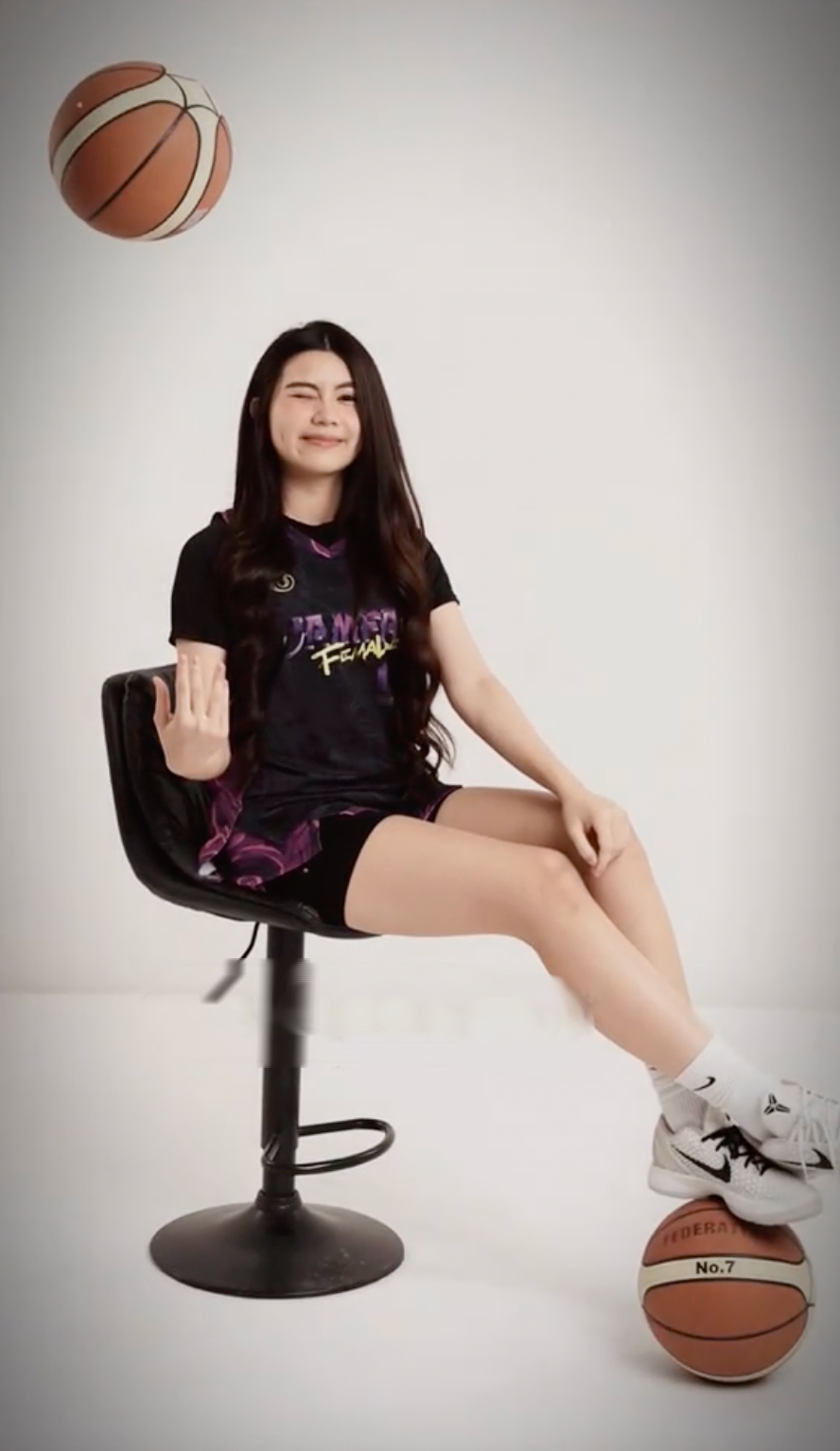 Hạt Dẻ - con gái MC Quyền Linh xinh đẹp vô cùng khi chụp ảnh bóng rổ- Ảnh 1.