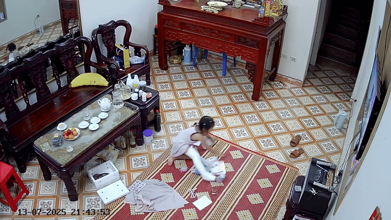 Món quà từ biển khiến bé gái chân bó bột hóa vận động viên- Ảnh 1.