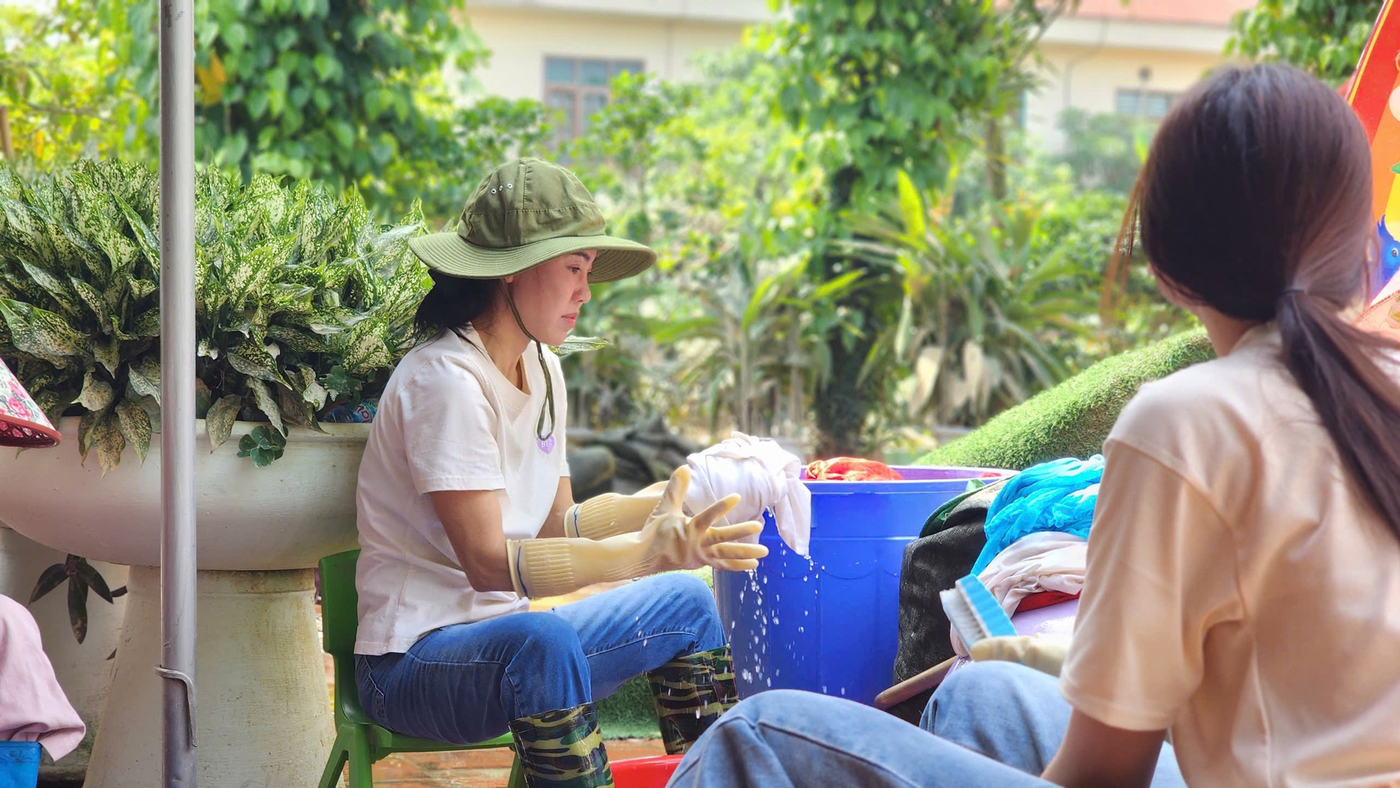 "Bà trùm hoa hậu" đưa hoa hậu, á hậu đi dọn rác, dẹp bùn- Ảnh 4.