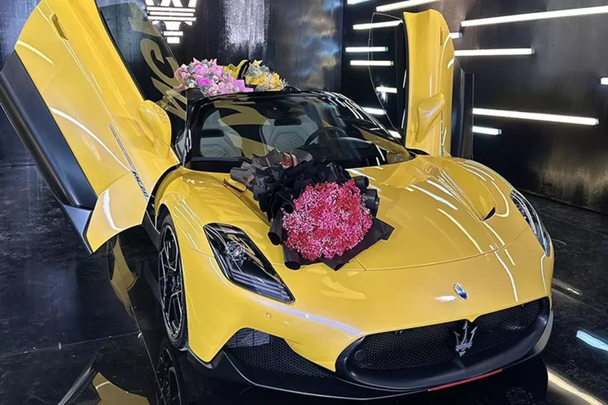 Soi dàn xe của vợ chồng Ngân 98 - Lương Bằng Quang: Từ SUV hiệu năng cao đến siêu xe mui trần đầu tiên về Việt Nam- Ảnh 6.