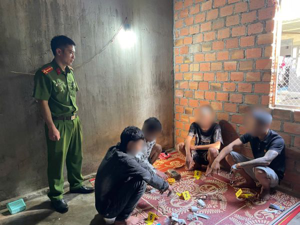 4 thanh niên sử dụng chất cấm xong đi ngủ, mở mắt ra thấy công an đang đứng chờ- Ảnh 1.