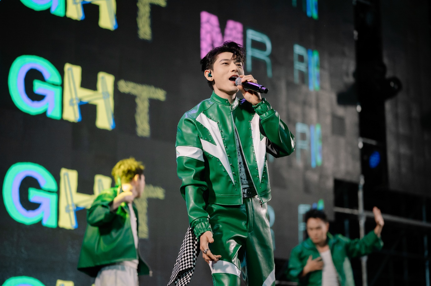ISAAC, MONO bùng nổ tại đêm nhạc Prime Night - VPBank Đất Sen Hồng Music Marathon 2025- Ảnh 2.