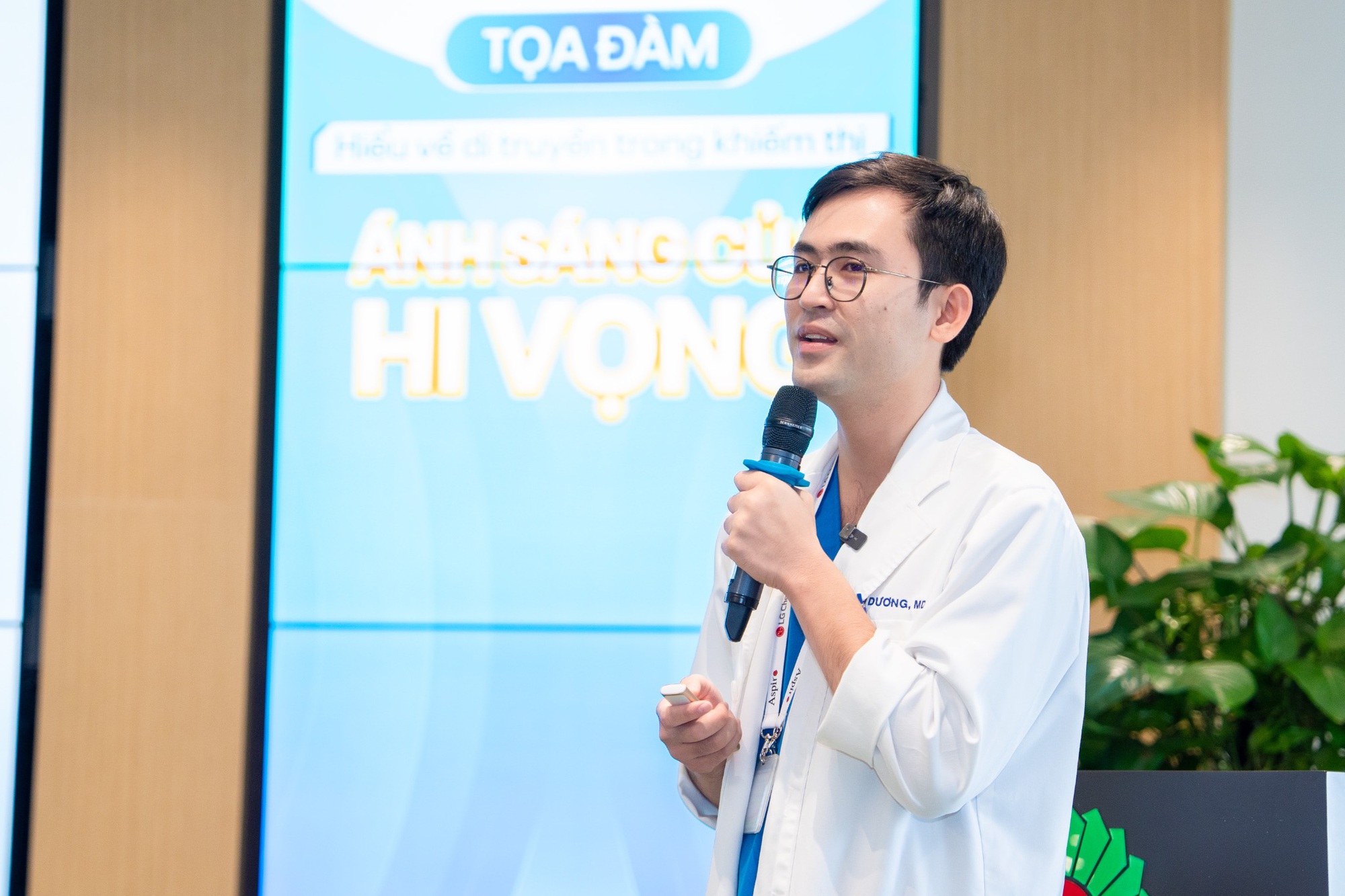 Từ nỗi lo di truyền đến hạnh phúc đôi mắt con sáng khỏe- Ảnh 2.