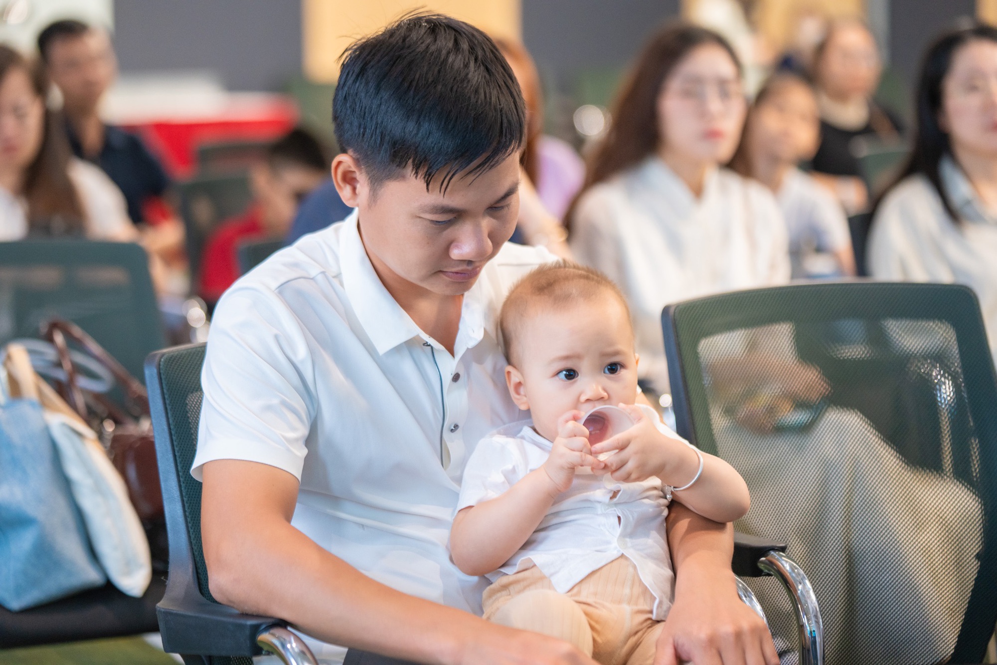 Từ nỗi lo di truyền đến hạnh phúc đôi mắt con sáng khỏe- Ảnh 3.