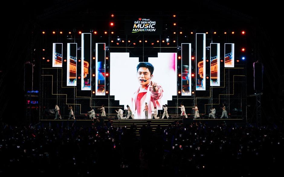 ISAAC, MONO bùng nổ tại đêm nhạc Prime Night - VPBank Đất Sen Hồng Music Marathon 2025- Ảnh 6.