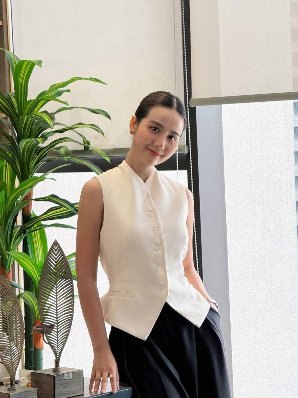 Huyền Lizzie là diễn viên giờ vàng mặc đồ công sở đẹp nhất- Ảnh 4.