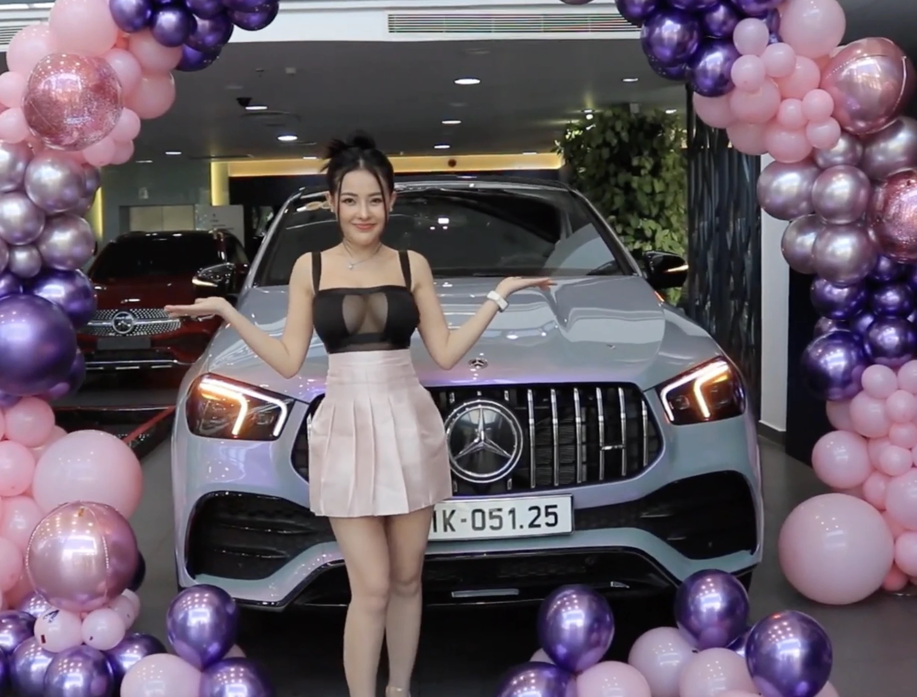 Soi dàn xe của vợ chồng Ngân 98 - Lương Bằng Quang: Từ SUV hiệu năng cao đến siêu xe mui trần đầu tiên về Việt Nam- Ảnh 2.