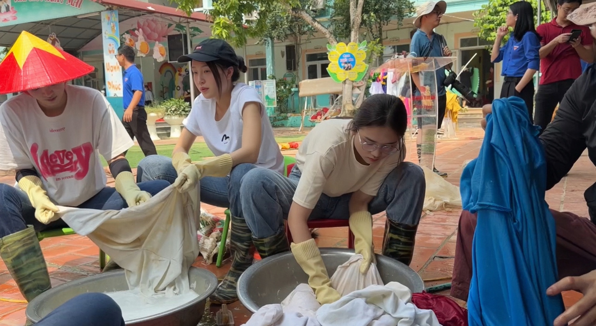 "Bà trùm hoa hậu" đưa hoa hậu, á hậu đi dọn rác, dẹp bùn- Ảnh 1.