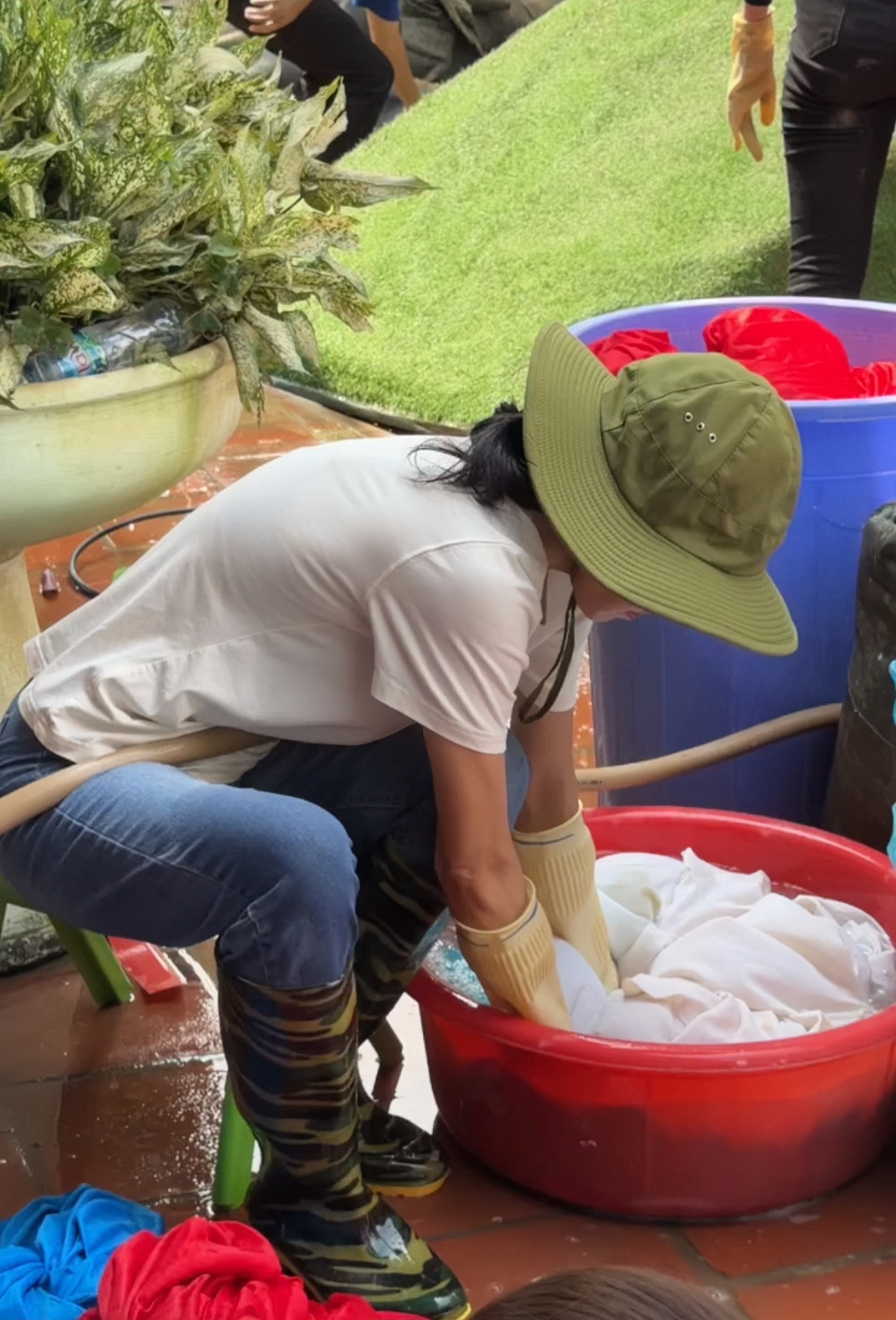 "Bà trùm hoa hậu" đưa hoa hậu, á hậu đi dọn rác, dẹp bùn- Ảnh 3.