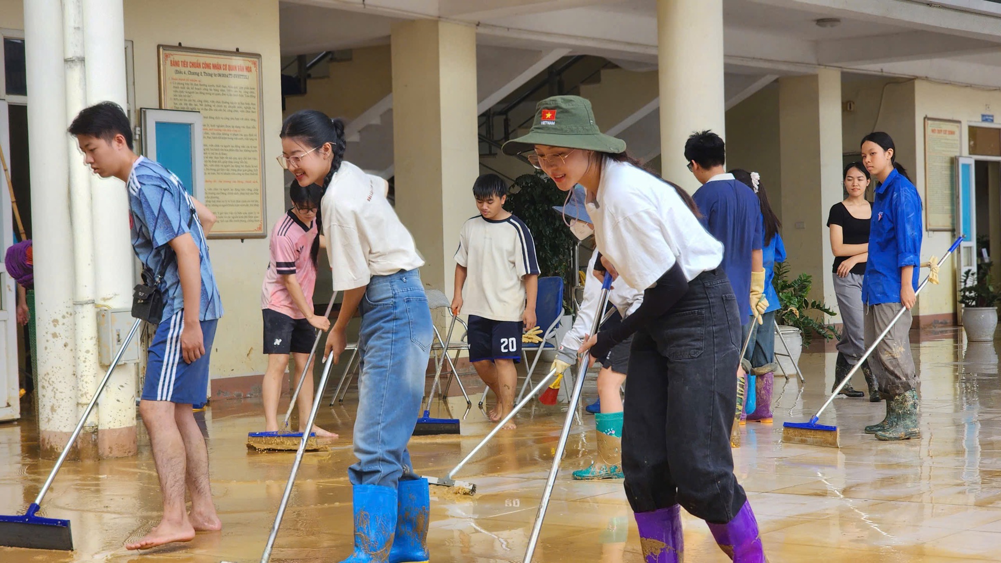 "Bà trùm hoa hậu" đưa hoa hậu, á hậu đi dọn rác, dẹp bùn- Ảnh 2.