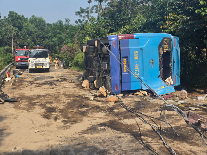 Xe khách lao vào taluy ở Lào Cai, 3 người tử vong- Ảnh 1.