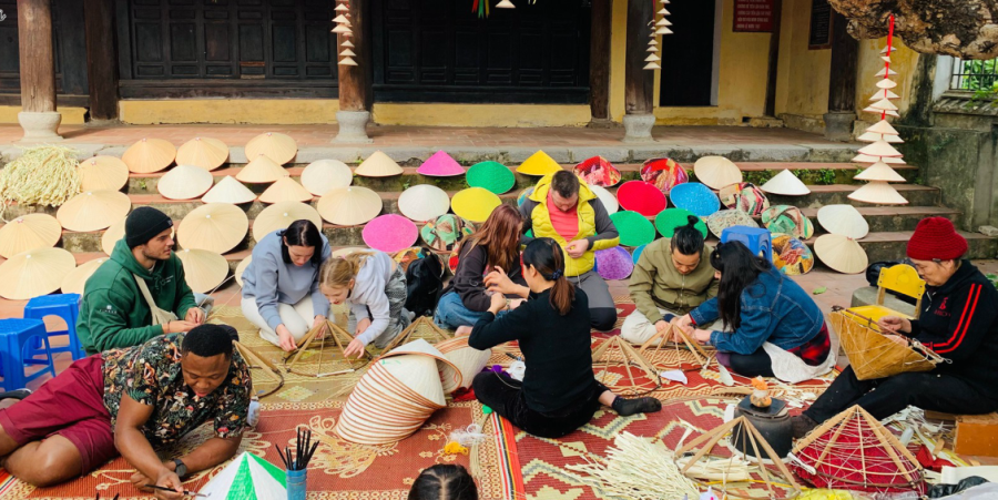 Khách Tây trầm trồ trước ngôi làng ở Hà Nội, nhận xét: 
