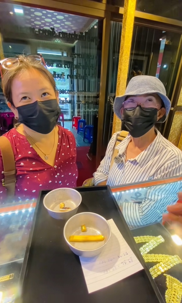 Tưởng bán tượng vàng được 4,8 tỷ đồng, người phụ nữ mang đi kiểm tra thì sốc nặng- Ảnh 2.