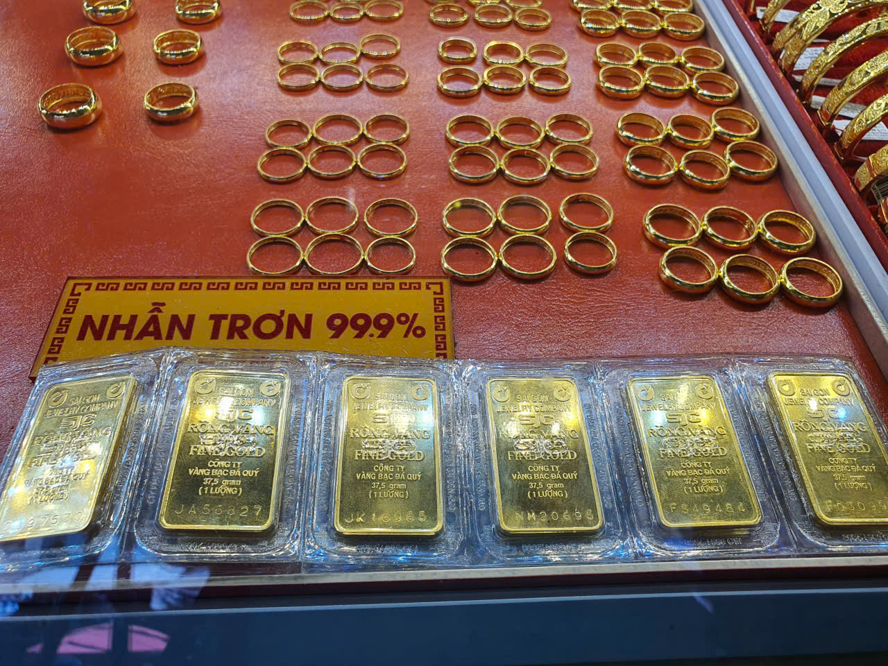 Cuối ngày 13-10, giá vàng miếng SJC và vàng nhẫn tiếp tục tăng mạnh- Ảnh 1.