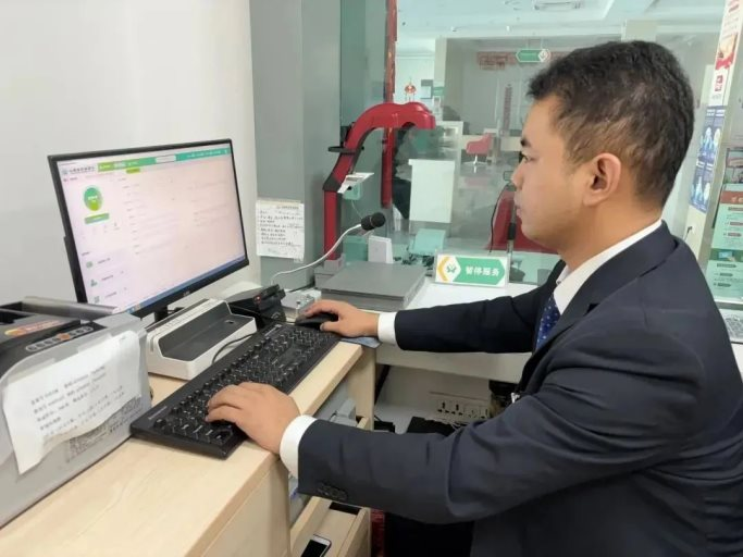 Bà cụ đến ngân hàng yêu cầu rút 11 sổ tiết kiệm, tất cả đều chưa đến ngày đáo hạn: Nhân viên ngân hàng kiên quyết từ chối phục vụ, lý do vì sao?- Ảnh 1.